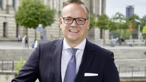 Frank Rottenbacher, AfW, vor dem Hintergrund des Reichstagsgebäudes.