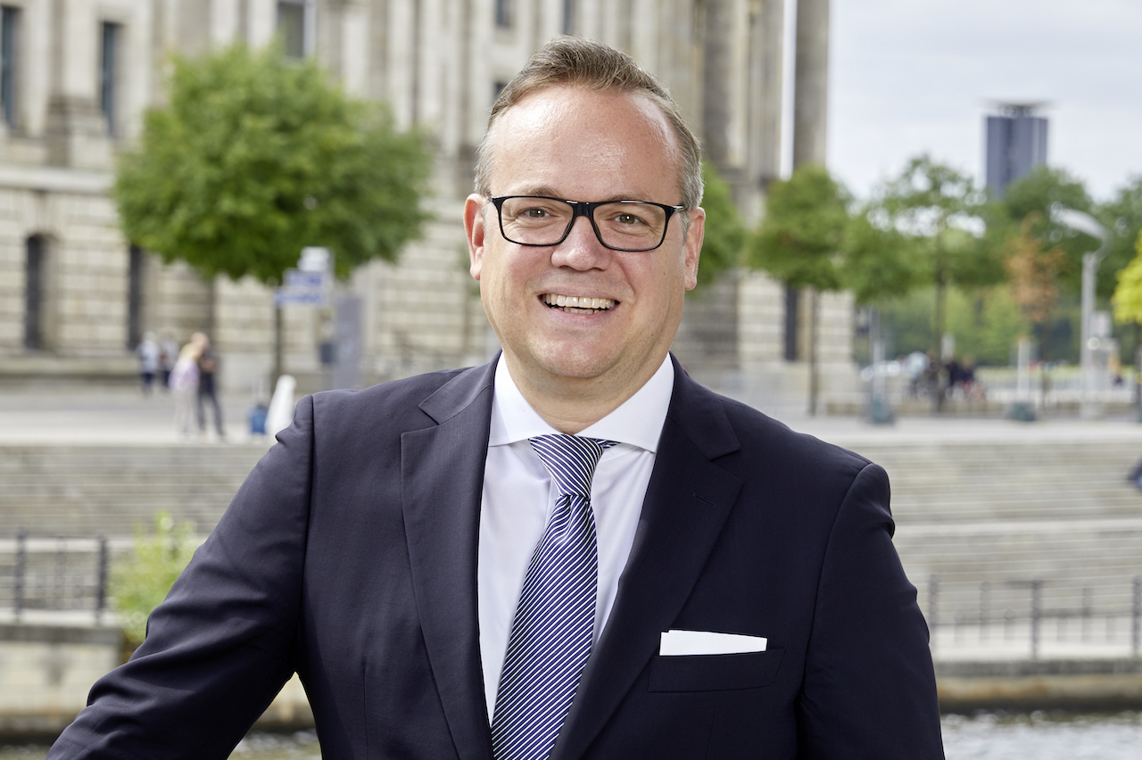 Frank Rottenbacher, AfW, vor dem Hintergrund des Reichstagsgebäudes.