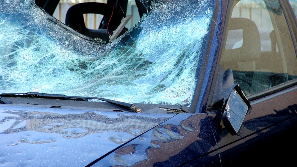 Zerbeultes Auto nach einem Hagelunwetter