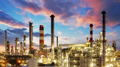 Öl- und Gasindustrie - Raffinerie in der Dämmerung - Fabrik -