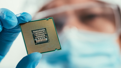 Prüfender Blick eines Fabrikarbeiters auf einen Halbleiter-Chip.