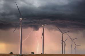 Moderner Windpark auf Ackerland im Mittleren Westen Amerikas während eines Gewitters.