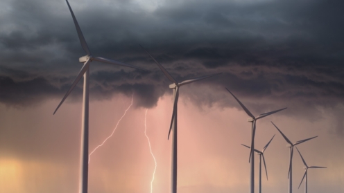 Moderner Windpark auf Ackerland im Mittleren Westen Amerikas während eines Gewitters.