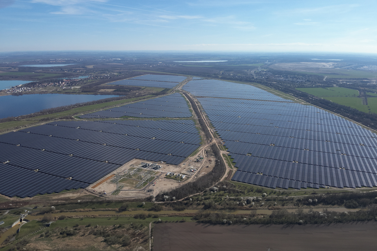 Luftaufnahme des riesigen Solarparks