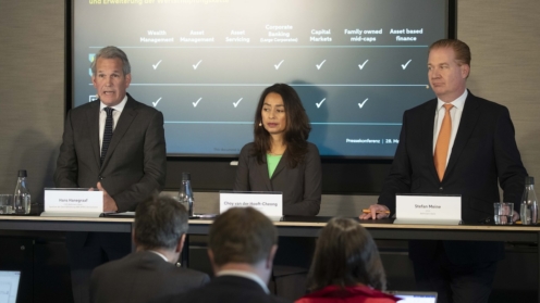 Hans Hanegraaf, ABN-Amro-Deutschlandchef (l-r), Choy van der Hooft-Cheong, Chief Commercial Officer Wealth Management bei der ABN AMRO Bank, und Stefan Meine, CEO Bethmann Bank, sprechen während einer Pressekonferenz im Bethmann Bankhaus in Frankfurt am Main zur Übernahme der Privatbank Hauck Aufhäuser Lampe durch die niederländische Bank ABN Amro.