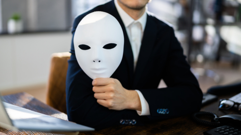 Betrüger mit weißer Maske in der Hand