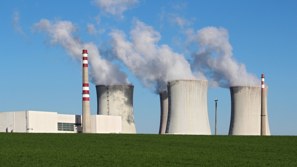 Kernkraftwerk auf der grünen Wiese.