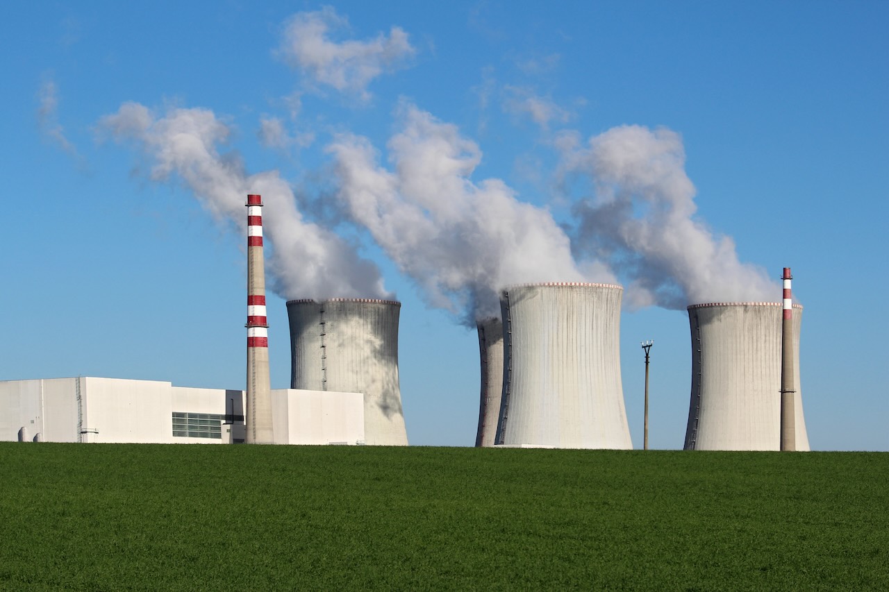 Kernkraftwerk auf der grünen Wiese.