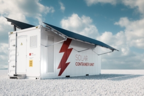 Konzept eines weißen industriellen Batterie-Energiespeichercontainers mit montierten schwarzen Sonnenkollektoren