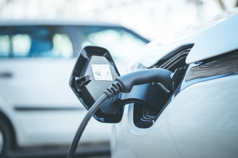 Elektroauto tankt seine Batterien