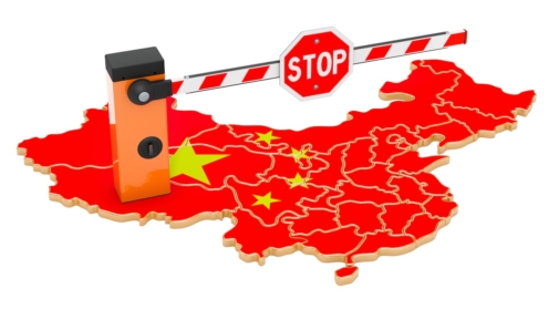 China mit Schranke und Stoppschild