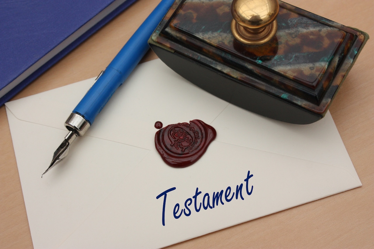 Brief mit dem Wort Testament darauf