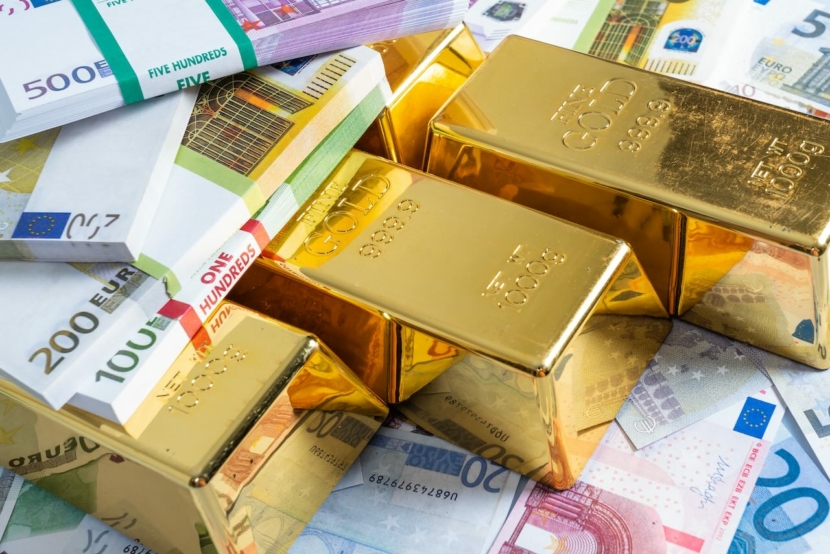 Goldbarren mit Euro-Banknoten-Hintergrund