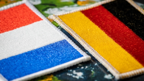 Bestickte Fahnen von Deutschland und Frankreich, Gegenseitige Beziehungen beider Länder, Zusammenarbeit in der Europäischen Union, Nahaufnahme