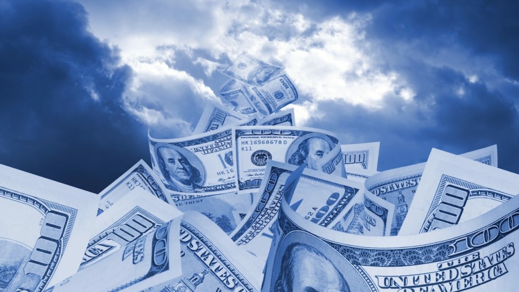 Dollar-Scheine am Himmel