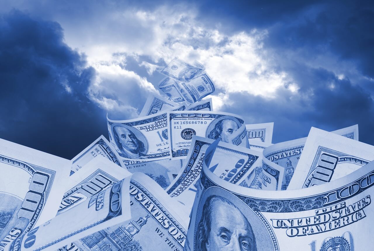 Dollar-Scheine am Himmel