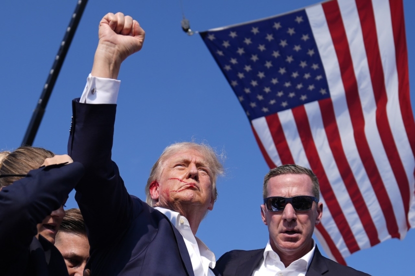 Donald Trump nach dem Attentat, umringt von Secret Service Mitarbeitern.