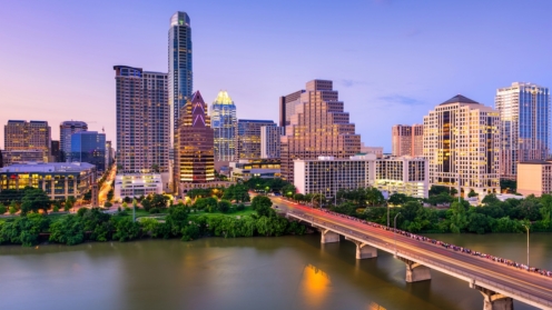 Fluss mit Brücke vor Skyline einer amerikanischen Großstadt