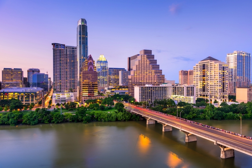 Fluss mit Brücke vor Skyline einer amerikanischen Großstadt