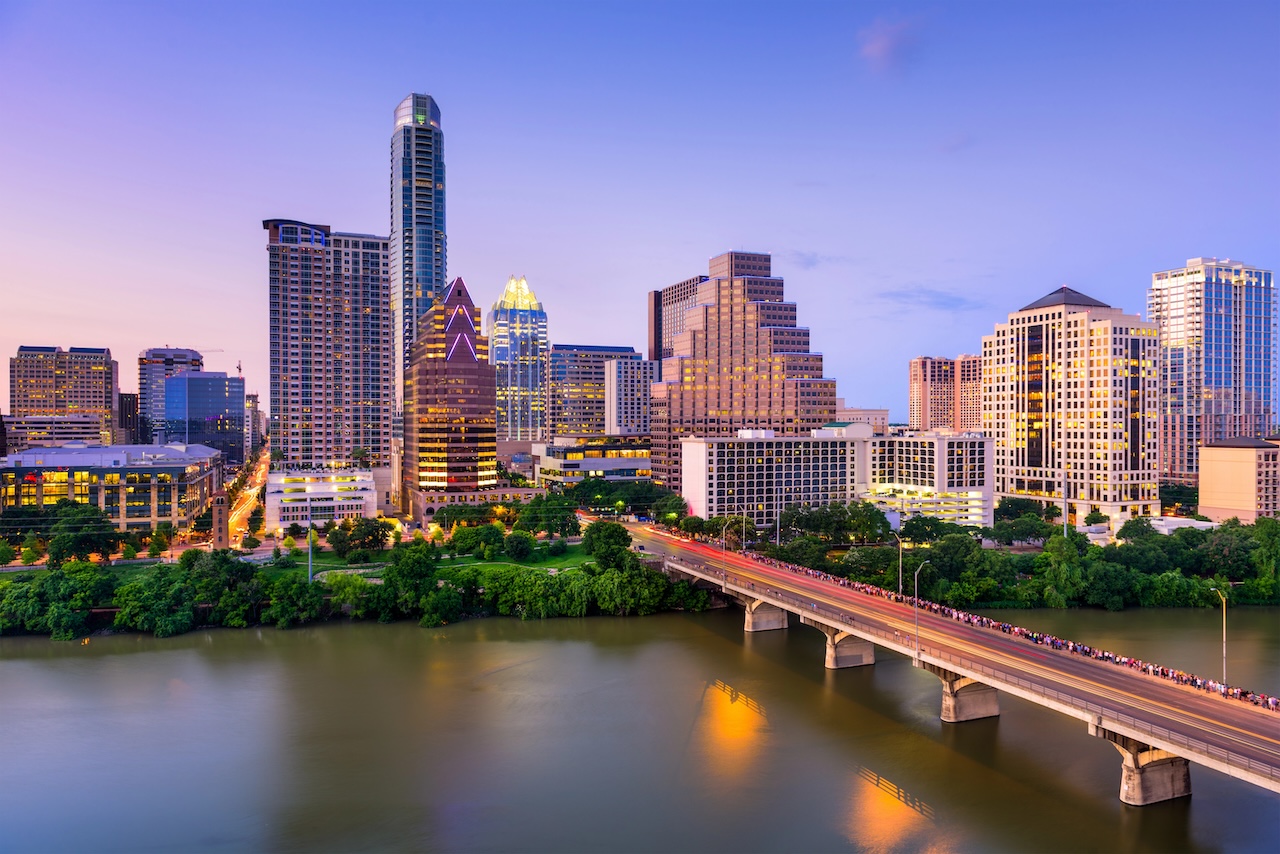 Fluss mit Brücke vor Skyline einer amerikanischen Großstadt