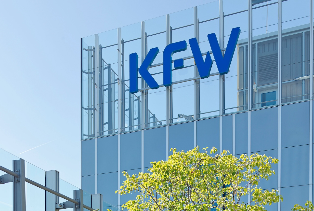 Schrift der KfW an ihrem Gebäude