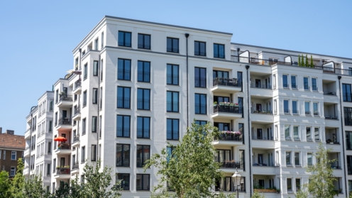 Außenaufnahme eines modernen weißen Wohnhauses
