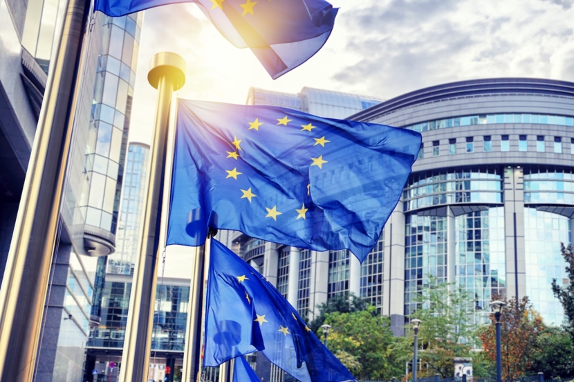 EU-Flaggen wehen vor dem Europäischen Parlament