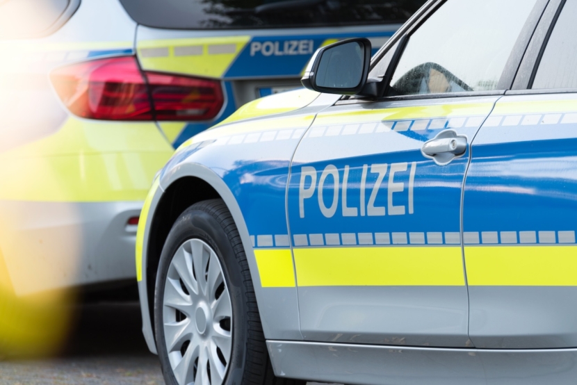 Ein Polizeiauto auf der Straße