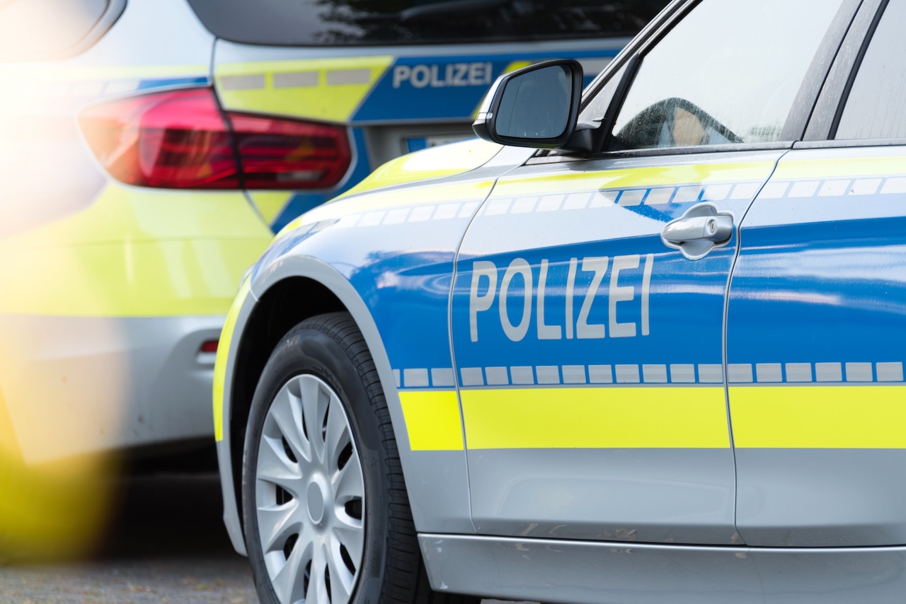 Ein Polizeiauto auf der Straße