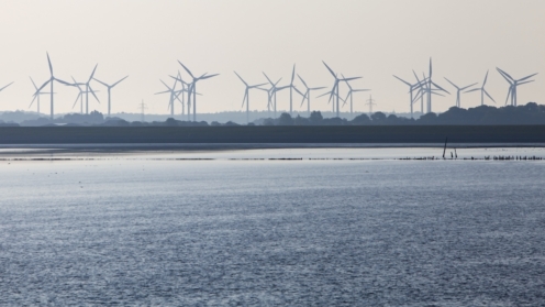 Silhouette eines Windkraftparks an der Nordsee