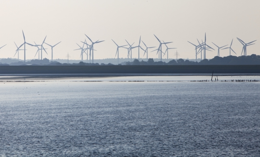 Silhouette eines Windkraftparks an der Nordsee