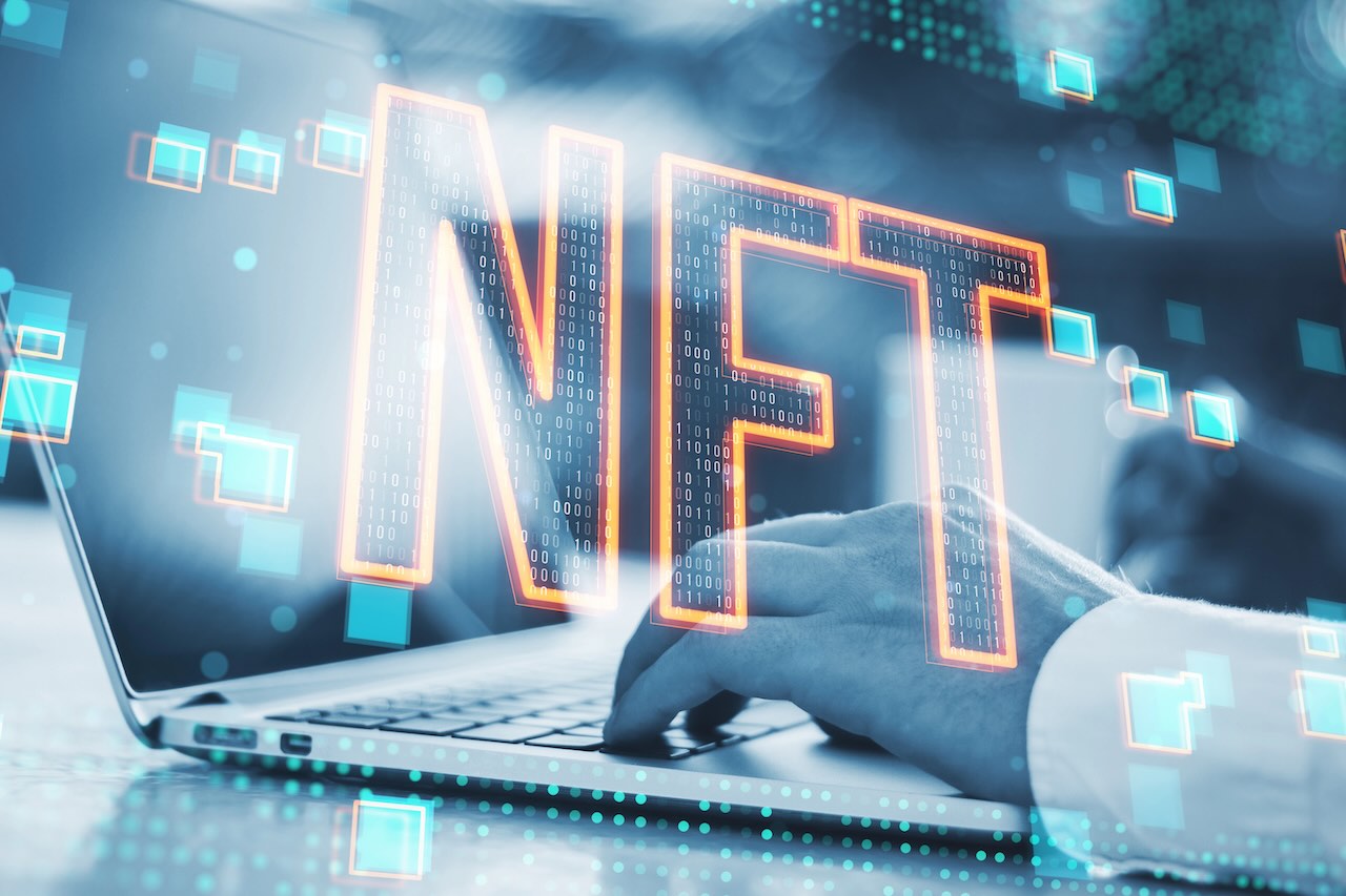 Ein beeindruckendes Bild, das "NFT" -Text in einem digitalen 3D-Stil zeigt, der über einem Laptop mit Neonbeleuchtung und technischem Ambiente schwebt