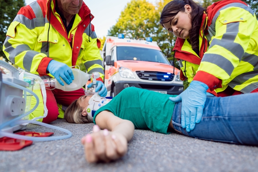 Notarzt hilft verletzter Frau nach Unfall