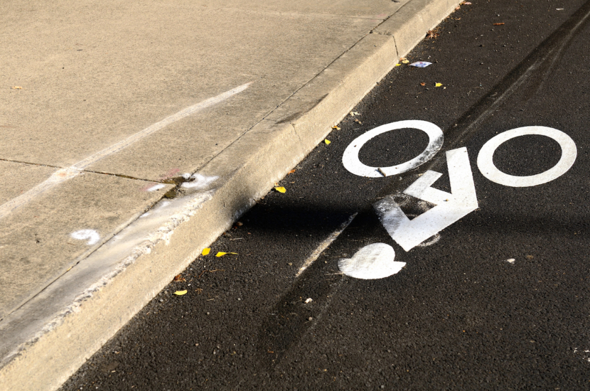 Bremsspuren auf Fahrradweg