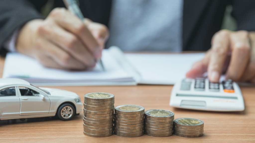 geschäftsmann mit kfz-versicherung und kfz-dienstleistungen. kfz-versicherung und finanzkonzept.