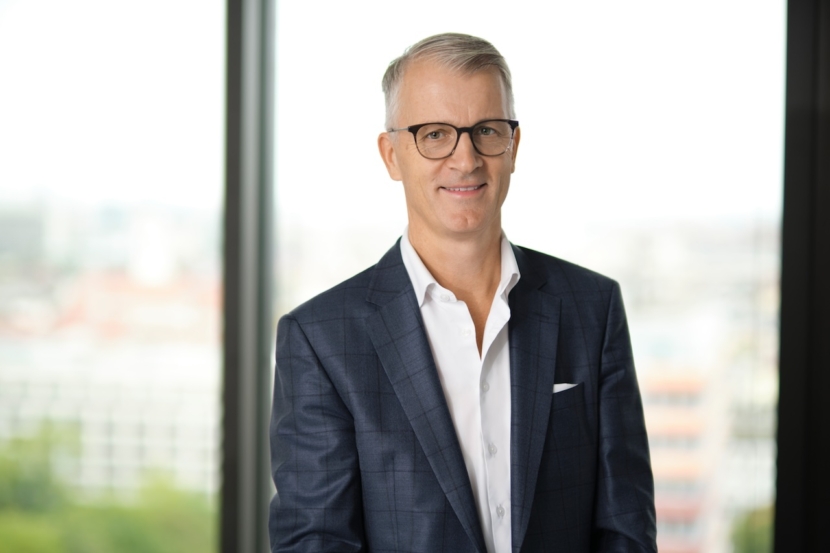 Jens Freudenberg mit einem Fenster mit Ausblick im Rücken