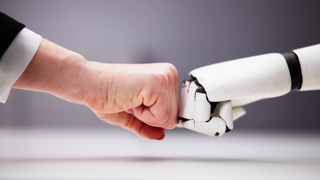 Roboter und menschliche Hand machen Fist Bump