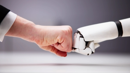 Roboter und menschliche Hand machen Fist Bump