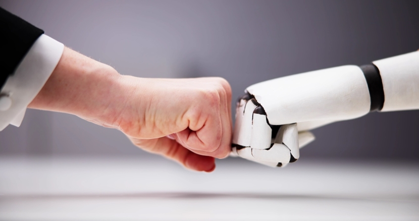 Roboter und menschliche Hand machen Fist Bump