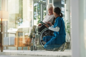 Frauen, Krankenschwester und reifer Patient im Rollstuhl im Altersheim für Gesundheitsfürsorge, Unterstützung und Checkup. Pflegeperson, Person mit Behinderung und Tablette für medizinischen Dienst, Physiotherapie und Diskussion Lizenzfreies Bild von Frauen, Krankenschwester und reifen Patienten im Rollstuhl im Altersheim für die Gesundheitsversorgung, Unterstützung und Checkup. Pflegerin, Mensch mit Behinderung und Tablette für medizinische Versorgung, Physiotherapie und Diskussion.