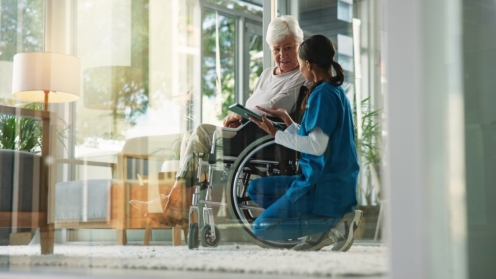 Frauen, Krankenschwester und reifer Patient im Rollstuhl im Altersheim für Gesundheitsfürsorge, Unterstützung und Checkup. Pflegeperson, Person mit Behinderung und Tablette für medizinischen Dienst, Physiotherapie und Diskussion Lizenzfreies Bild von Frauen, Krankenschwester und reifen Patienten im Rollstuhl im Altersheim für die Gesundheitsversorgung, Unterstützung und Checkup. Pflegerin, Mensch mit Behinderung und Tablette für medizinische Versorgung, Physiotherapie und Diskussion.