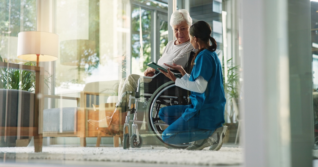 Frauen, Krankenschwester und reifer Patient im Rollstuhl im Altersheim für Gesundheitsfürsorge, Unterstützung und Checkup. Pflegeperson, Person mit Behinderung und Tablette für medizinischen Dienst, Physiotherapie und Diskussion Lizenzfreies Bild von Frauen, Krankenschwester und reifen Patienten im Rollstuhl im Altersheim für die Gesundheitsversorgung, Unterstützung und Checkup. Pflegerin, Mensch mit Behinderung und Tablette für medizinische Versorgung, Physiotherapie und Diskussion.