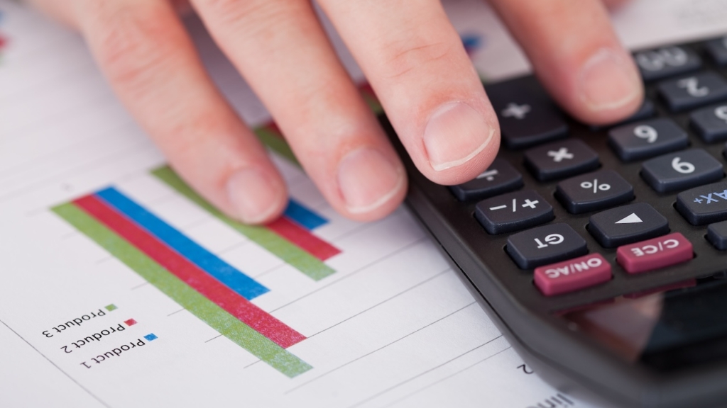 Hand mit Taschenrechner und Grafik