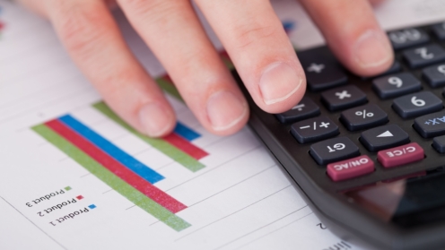 Hand mit Taschenrechner und Grafik