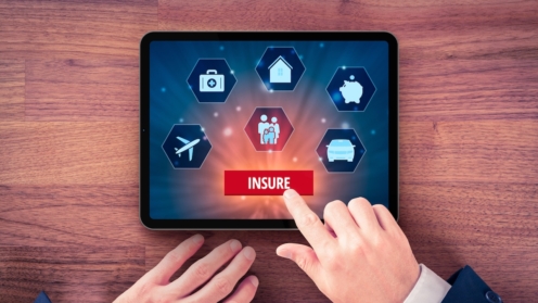 Online-App Versicherungskonzept. Geschäftsmann (oder Versicherungsvertreter oder Kunde) klicken Sie auf die Schaltfläche versichern und Versicherungssymbole: Immobilien, Auto, Reisen, Familie, Finanzen und Gesundheit