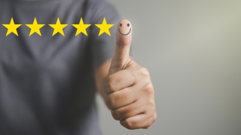 Ranking, Rating, Hand mit Daumen nach oben positive Emotion Smiley-Symbol und 5 Sterne mit Kopie Raum. Emotionale Smiley-Gesichter zeigen ausgezeichnete Zufriedenheit. Bewertung sehr beeindruckt. Kundenservice und Zufriedenheit Konzept