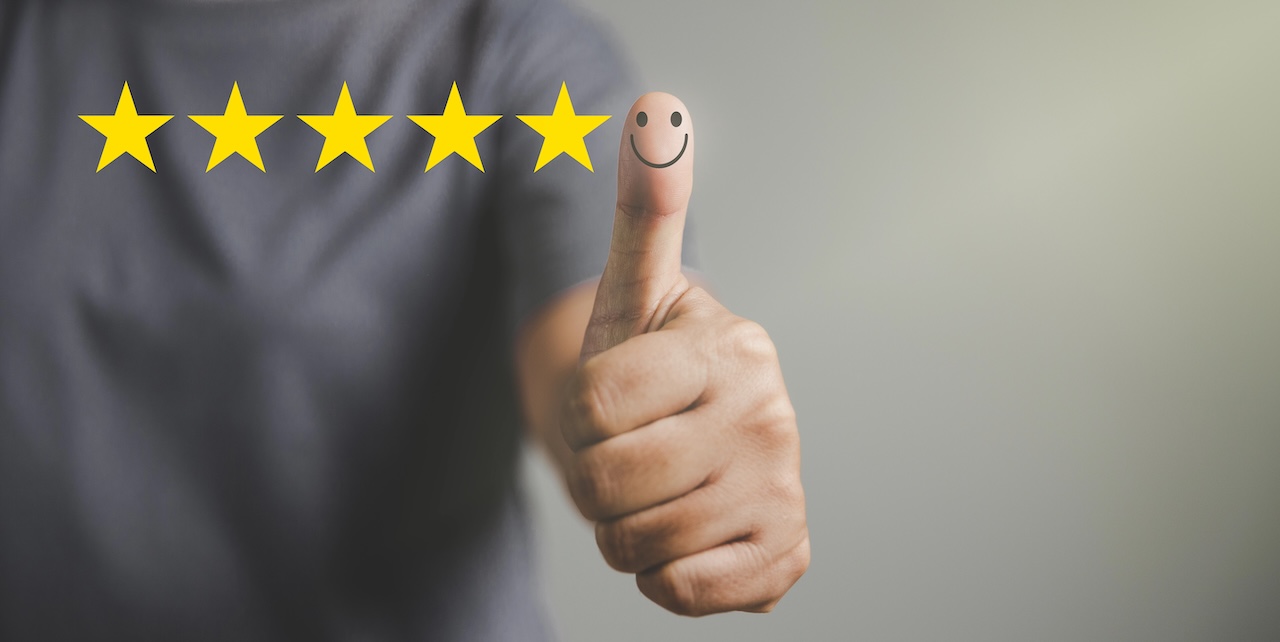 Ranking, Rating, Hand mit Daumen nach oben positive Emotion Smiley-Symbol und 5 Sterne mit Kopie Raum. Emotionale Smiley-Gesichter zeigen ausgezeichnete Zufriedenheit. Bewertung sehr beeindruckt. Kundenservice und Zufriedenheit Konzept