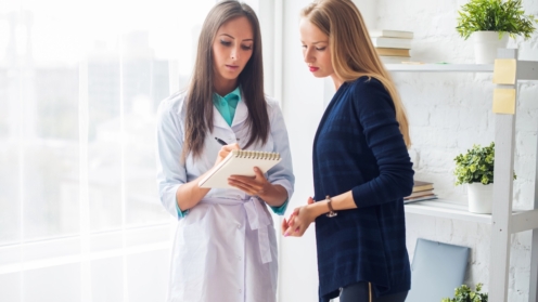 Frau Arzt erklärt Diagnose, verschreiben, um ihre weiblichen Patienten, Konzept Gesundheitswesen, medizinische, Krankenhauskonzept, PKV,