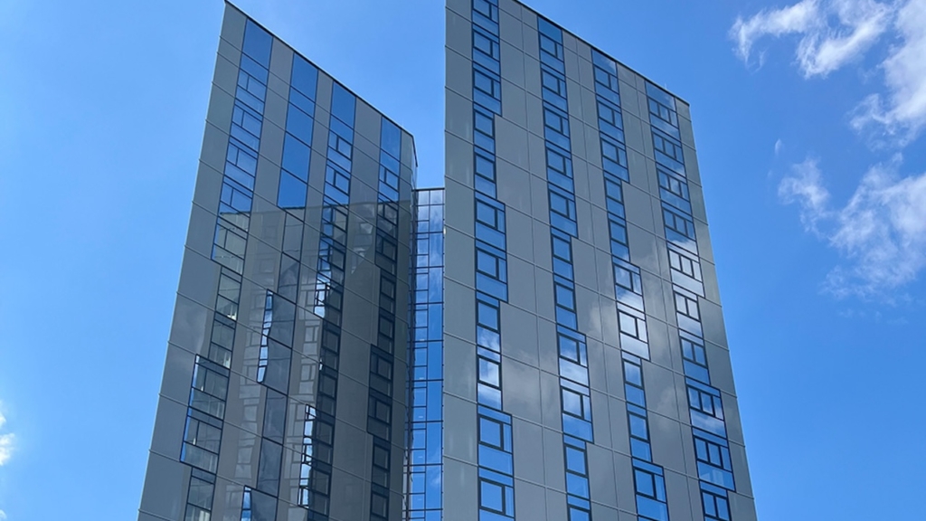 Das Wohn-Hochhaus "High Five" in Linz ragt in den Himmel