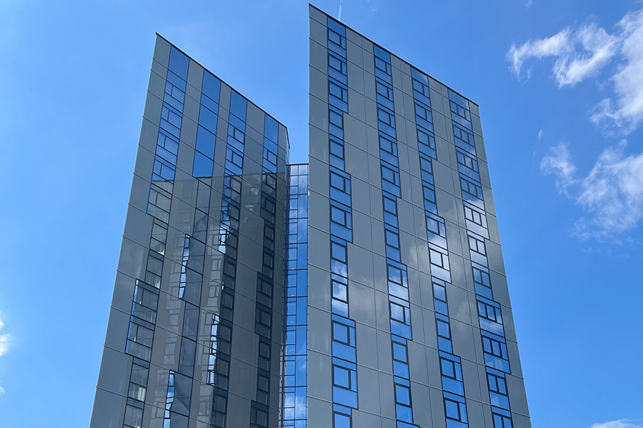 Das Wohn-Hochhaus "High Five" in Linz ragt in den Himmel